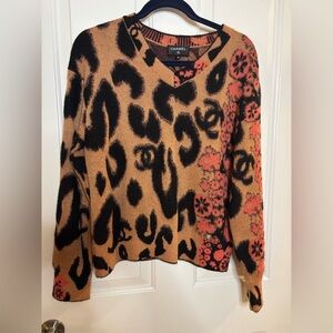 EUC CHANEL A2023 animal print Beige and Black Knit Vneck sweater size FR 36
